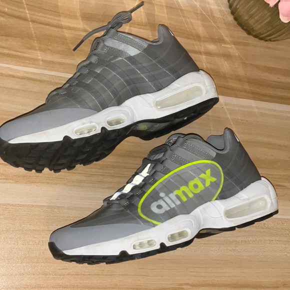 NIKE SIZE 9 - Picture 3 of 8